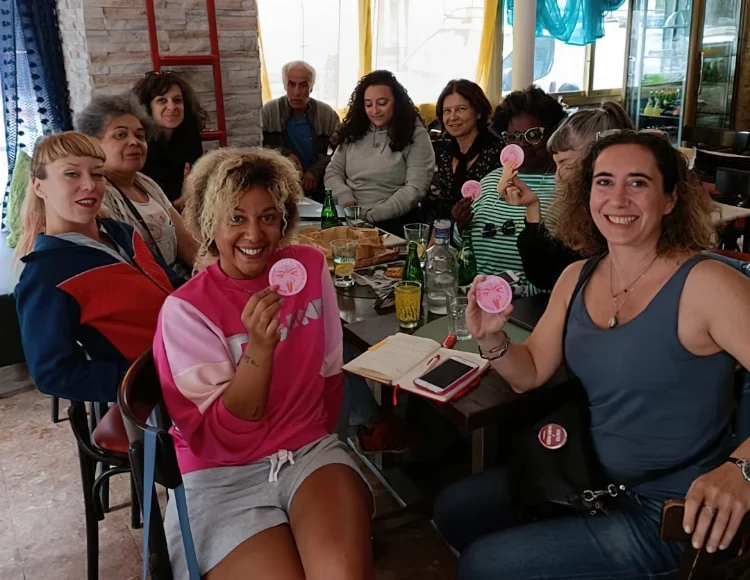 les membres de l'association shanti de saint ouen font leur première assemblée générale